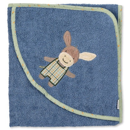 Das Kapuzenbadetuch Esel Emmilius in Mittelblau (100x100cm) ist aus Bio-Baumwolle mit GOTS-Zertifizierung gefertigt und zeigt einen gestickten Esel in der Ecke.
