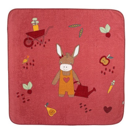 Das Badetuch Emmily in leuchtendem Rot (100x100cm) zeigt das Gartenmotiv mit Esel Emmily und verspielten Gartenelementen - ein kuscheliges Kinderhandtuch aus weicher Frottee Baumwolle, perfekt für die Kleinen.