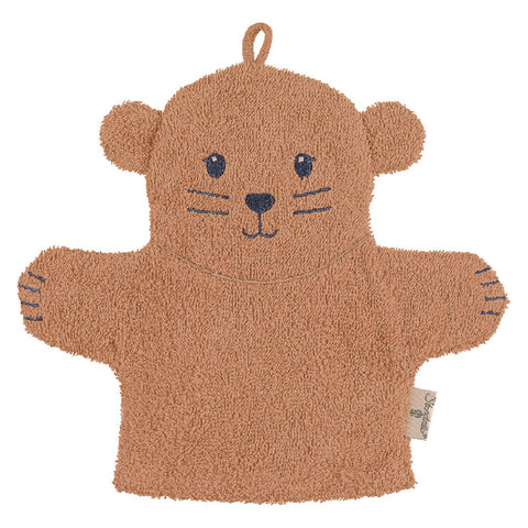 Der Spiel-Waschhandschuh Otter Otti ist ein brauner, tierischer Badehandschuh mit gesticktem Gesicht, abgerundeten Ohren und einer Aufhängeschlaufe. Aus weicher Bio-Baumwolle gefertigt, ist er sanft zur Reinigung und macht Kindern Spaß.