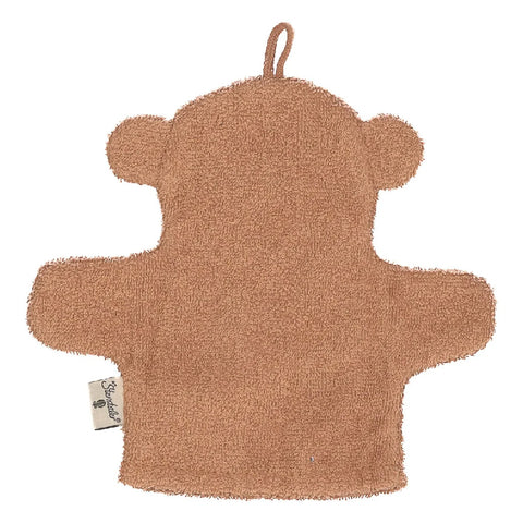 Der Spiel-Waschhandschuh Otter Otti ist ein brauner Frottee-Waschhandschuh in Form eines Ottergesichts, mit zwei abgerundeten Ohren und einer Aufhängeschlaufe. Hergestellt aus weichem Frottee für eine sanfte Reinigung.