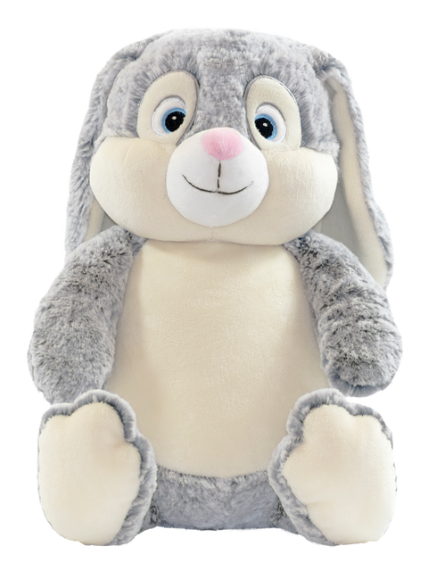 Clovis Brampton III, der Cubbies Hase, ist ein plüschiger grau-cremefarbener Hase mit Schlappohren, blauen Augen und rosa Nase - sitzt aufrecht und schaut nach vorne. Perfekt als personalisiertes Geschenk!.
