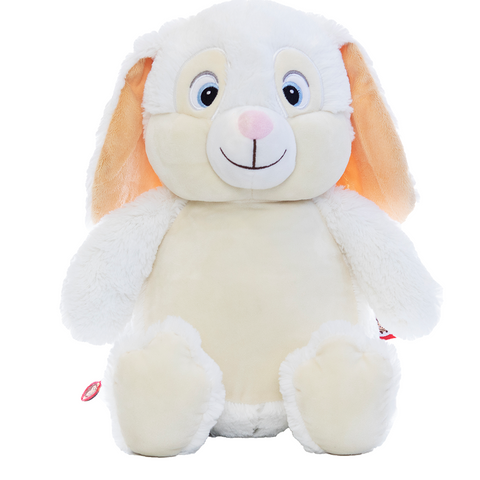 Clovis Brampton III, der Cubbies Hase, hat weißes Fell, einen beigen Bauch und Füße, flauschige hellbraune Ohren, große Augen und ein Lächeln-perfekt als personalisiertes Geschenk für Ihre Liebsten.