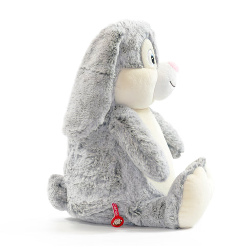 Clovis Brampton III, der Cubbies Hase, ist ein graues Plüschtier mit langen Ohren, weißem Bauch und rosa Nase. Das Häschen sitzt aufrecht, trägt ein rotes Etikett am Bein und ist ein süßes personalisiertes Geschenk für jeden Anlass.