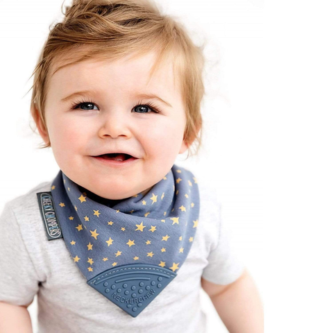 Ein lächelndes Baby trägt ein graues Shirt und das Neckerchew Zahnen Dribble Lätzchen - Midnight Stars mit einer strukturierten Zahnecke - ideal als Babygeschenk.