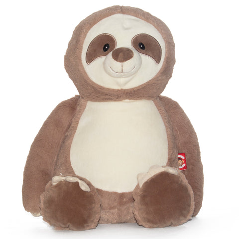 Clingy, das Faultier aus Plüsch mit braunem und cremefarbenem Fell, einem lächelnden Gesicht und einem roten Anhänger auf der linken Seite sitzt aufrecht vor einem weißen Hintergrund - ein einzigartiges Geschenk für jede Gelegenheit.
