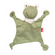 Das Mini Jersey Schnuffeltuch Frosch ist ein weiches, grünes Plüschtier mit einem lächelnden Gesicht, verknoteten Ecken und einem roten Anhänger - hergestellt aus Mini Bio-Baumwolljersey zur Unterstützung der sensorischen Entwicklung.