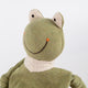 Eine Nahaufnahme des Mini Jersey Schnuffeltuch Frosch, ein grüner Plüschfrosch aus Mini Bio-Baumwolljersey, mit gestickten Augen, einer orangen Nase und einem großen braunen Lächeln. Ideal für die sensorische Entwicklung.