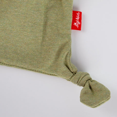 Nahaufnahme des Mini Jersey Schnuffeltuch Frosch in grün, aus Bio-Baumwolljersey mit geknoteter Ecke und rotem sigikid-Anhänger, auf hellem Hintergrund. Ideal für die sensorische Entwicklung.