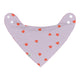 Helllilafarbenes Dreieckstuch Baby (2 Stk) - Bandana, Happy Rascals Herz aus Bio-Baumwolle mit roten Herzmustern, weißen Druckknöpfen und wasserabweisender Oberfläche für optimalen Schutz.