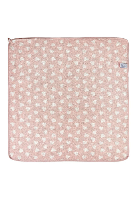 Das Kapuzenbadetuch Emmi Girl 80x80cm ist ein quadratisches rosafarbenes Kinderhandtuch aus 100% Baumwolle mit kleinen weißen Herzchenmustern und einem Stoffanhänger in der rechten oberen Ecke.