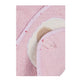 Nahaufnahme von Bär Betty - rosa- 100x100cm NEU!, einem rosafarbenen Kapuzenbadetuch aus Baumwolle mit überschnittenen beigen Details, gefalteter Ecke und kleiner Stoffschlaufe aus weichem Frottee.