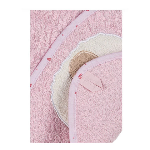 Nahaufnahme von Bär Betty - rosa- 100x100cm NEU!, einem rosafarbenen Kapuzenbadetuch aus Baumwolle mit überschnittenen beigen Details, gefalteter Ecke und kleiner Stoffschlaufe aus weichem Frottee.