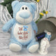 Der "Blauer Bär - Cubbyford" mit "Ich habe dich Bär Lieb"-Stickerei sitzt neben weißen und blauen Garnspulen und einem gelben Blumenkranz - ein maschinenwaschbares Geschenk für jeden Anlass.