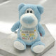 Der maschinenwaschbare Blauer Bär - Cubbyford mit weißen Akzenten sitzt auf Stein und trägt personalisierte Geburtsdaten wie Name und Datum - ein ideales Geschenk für besondere Anlässe.