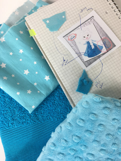 Vorbereitungsprozess für die Stickerei einer Prinzessin auf einem blauen Badetuch bei Schmusekind Babyboutique