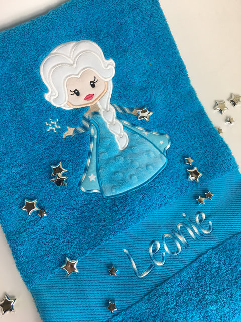 Fertiges, personalisiertes blaues Badetuch mit Prinzessinnen-Stickerei von Schmusekind Babyboutique