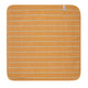 Die Bär Bo - gestreift - 100x100cm NEU! ist eine quadratische orangefarbene Matte mit abgerundeten Ecken, dünnen weißen Querstreifen und einem kleinen Schildchen am oberen rechten Rand.