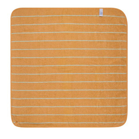 Die Bär Bo - gestreift - 100x100cm NEU! ist eine quadratische orangefarbene Matte mit abgerundeten Ecken, dünnen weißen Querstreifen und einem kleinen Schildchen am oberen rechten Rand.