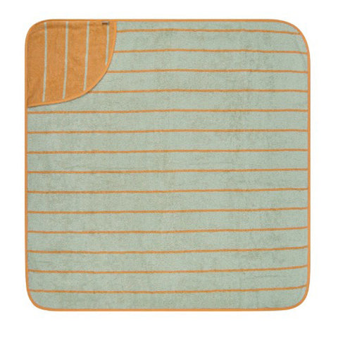 Ein quadratisches, hellgrünes Frottee-Handtuch mit dem Namen Bär Bo - gestreift - 100x100cm NEU! hat dünne horizontale orangefarbene Streifen, einen orangefarbenen Rand und eine gefaltete Ecke, die die Rückseite zeigt.