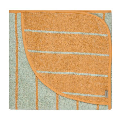 Das Bär Bo - gestreift - 100x100cm NEU! ist ein quadratisches Kapuzenbadetuch aus Baumwolle mit orangefarbenen und hellgrünen Streifen, weicher Frottee-Struktur, orangefarbener Umrandung und abgerundeten Ecken.