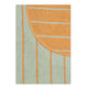 Eine Nahaufnahme des Teppichs Bär Bo - gestreift - 100x100cm NEU!, die die strukturierte Baumwolloberfläche mit einem geometrischen Muster aus orangefarbenen und hellblauen Streifen und einem geschwungenen orangefarbenen Abschnitt zeigt.