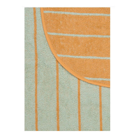 Eine Nahaufnahme des Teppichs Bär Bo - gestreift - 100x100cm NEU!, die die strukturierte Baumwolloberfläche mit einem geometrischen Muster aus orangefarbenen und hellblauen Streifen und einem geschwungenen orangefarbenen Abschnitt zeigt.