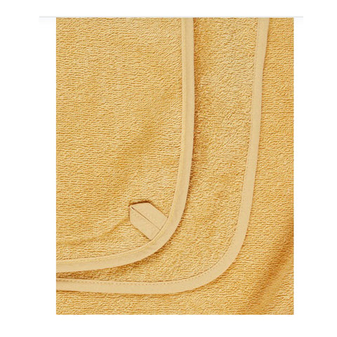 Nahaufnahme des hellbraunen Giraffe Kaya Kapuzenhandtuch Baby (100x100cm NEU!) mit einer eckigen Naht und einer kleinen aufgenähten Stoffschlaufe auf der Oberfläche.