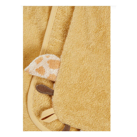 Nahaufnahme des Giraffe Kaya Sand - 100x100cm NEU!, ein gelbes Kapuzenhandtuch mit weicher Frottee-Baumwolle, Giraffenohren und braunen Horndetails für ein bezauberndes, von Tieren inspiriertes Design.