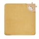 Das Giraffe Kaya Sand - 100x100cm NEU! ist ein gelbes Kapuzenhandtuch aus weicher Frottee-Baumwolle, mit einem niedlichen Giraffengesicht und Ohren an einer Ecke, flach auf weißem Hintergrund.