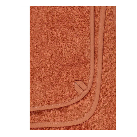 Nahaufnahme von zwei sich überlappenden Handtüchern Fuchs Filou rost 100x100cm NEU! in Terrakotta, mit abgesteppten Rändern und einer kleinen diagonalen Lasche auf einem Handtuch.