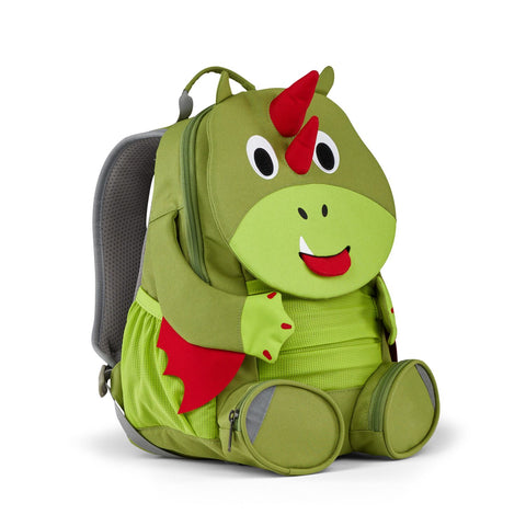 Der Affenzahn Großer Freund Drachen ist ein grüner Kindergartenrucksack in Form eines Cartoon-Dinosauriers mit roten Akzenten, Horn, lustigen Gesichtszügen und verstellbaren Trägern. Hergestellt aus recycelten Materialien für umweltfreundlichen Komfort und Stil.