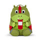 Der Affenzahn - Großer Freund Drachen ist ein grün-roter Kindergartenrucksack mit Cartoon-Drachenmotiv aus recycelten Materialien, mit einem Namensschild auf der Vorderseite und gepolsterten, abgerundeten Details.