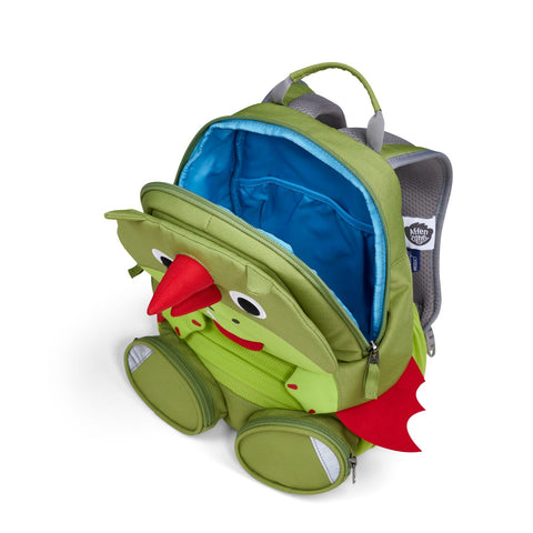 Der Affenzahn - Großer Freund Drachen ist ein grüner Kindergartenrucksack in Form eines Drachens, mit verstellbaren Trägern, roten Flügeln, einer roten Nase, Cartoon-Augen und einem offenen Blick auf das blaue Innere.