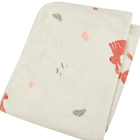 Die NEU! Sterntaler Babydecke Hase Hanni (75 x 100 cm) ist eine cremefarbene Decke mit charmanten roten Hasen-, Pilz- und Herzmotiven - perfekt für kuschelige Momente mit Ihrem Baby.