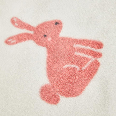 Die NEU! Sterntaler Babydecke Hase Hanni (75 x 100 cm) hat eine weiche weiße Textur mit einer einfachen rosa Illustration von Hase Hanni mit zwei Ohren, Augen und einem runden Schwanz.