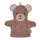 Der Waschhandschuh Bär Bo NEU! ist ein niedlicher Waschhandschuh in Form eines braunen Bären mit gestreiften Innenohren, gesticktem Gesicht und einer Schlaufe zum Aufhängen - für ein sanftes und lustiges Babybad.
