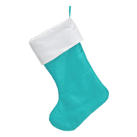 Der Weihnachtsstrumpf Personalisiert - eisblau (Stickerei im Preis inklus) hat eine weiße Manschette und eine Aufhängeschlaufe, die sich perfekt für die Namens- und Motivstickerei vor weißem Hintergrund eignet.