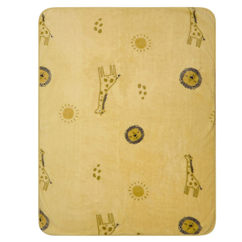 Die NEU! Sterntaler Babydecke Giraffe und Löwe Plüsch (75 x 100 cm) ist gelb und zeigt aufgedruckte Giraffen, Löwen, Sonnenformen und Pfotenabdrücke, die über die Oberfläche verteilt sind.