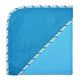 Das Kapuzenbadetuch Aqua/Petrol 100x100cm aus weichem Frottee mit gestreiftem Rand ist sorgfältig gefaltet, um Kapuze und Hauptbereich zu präsentieren. Optional personalisierbar.