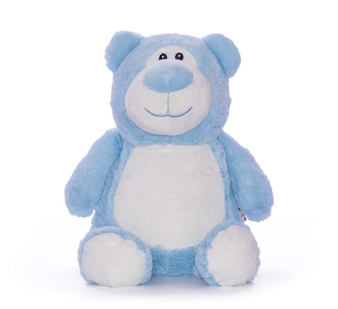 Der große, maschinenwaschbare Blaue Bär - Cubbyford sitzt aufrecht vor weißem Hintergrund - das perfekte Geschenk für jeden Anlass.