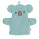 Der Spiel-Waschhandschuh Koala Kalla ist ein hellblauer Frotteewaschhandschuh in Form eines Koalas mit gestickten Gesichtszügen und einer Aufhängeschlaufe.