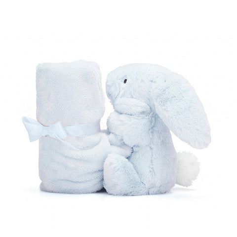 Ein Bashful Bunny Schmusetuch - hellblau aus Plüsch sitzt neben einer passenden aufgerollten Bettdecke, die mit einem weißen Band gebunden ist - ein entzückendes Geschenk Neugeborener, das auf einem weißen Hintergrund präsentiert wird.